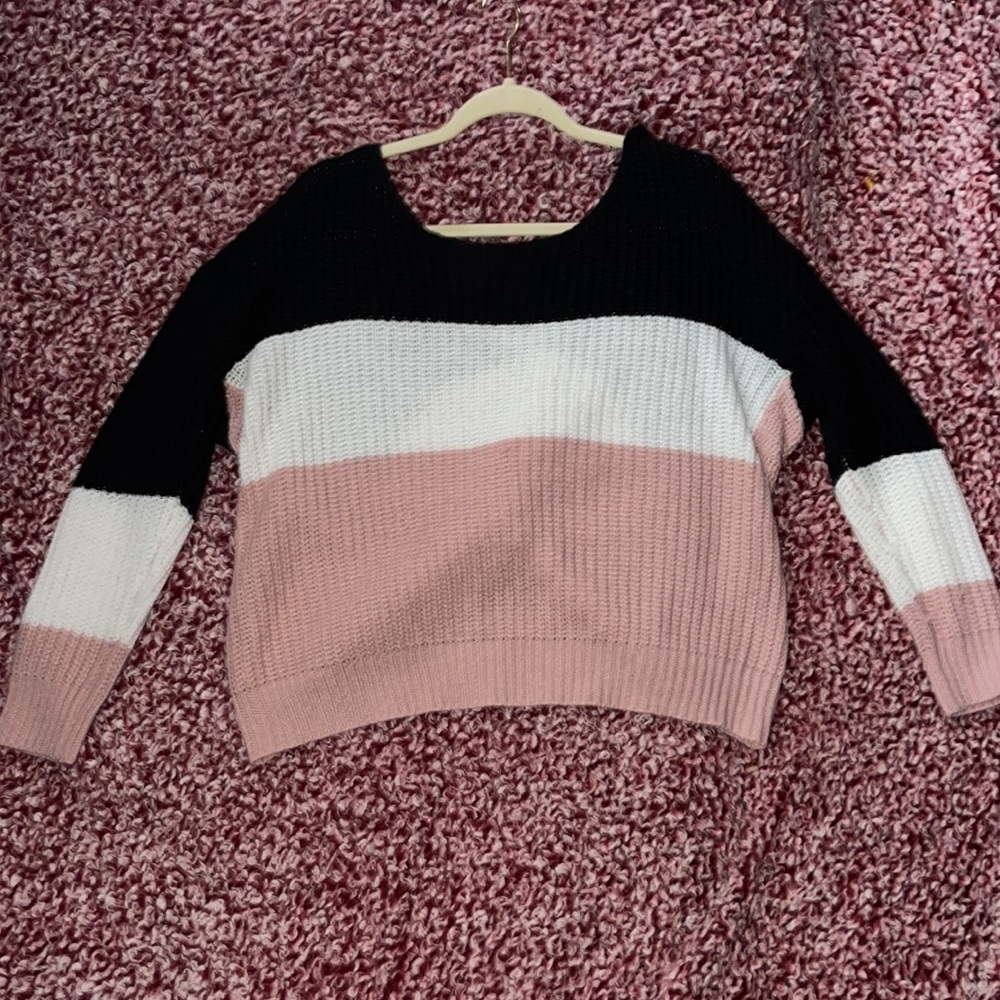 Black/white/pink knit knot tops